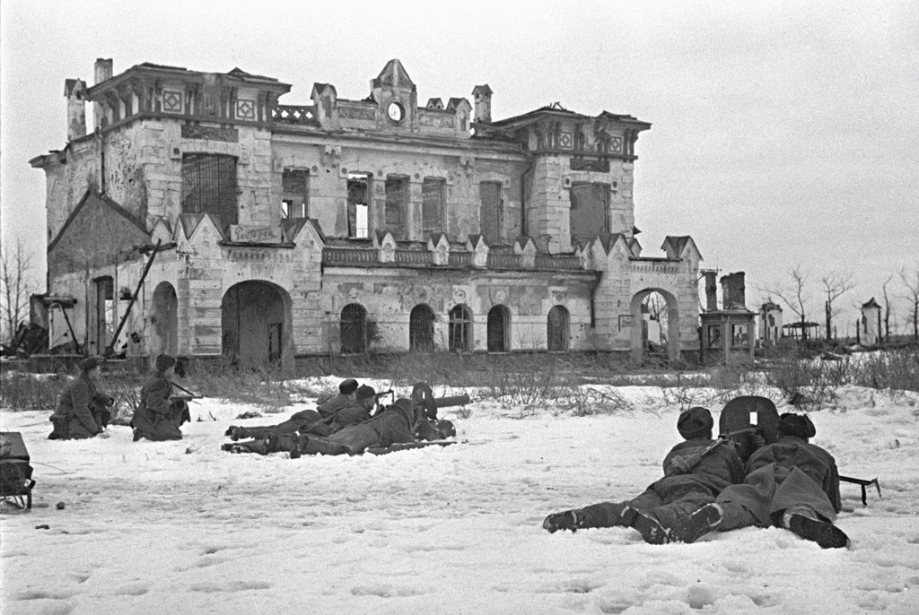 Советские солдаты ведут бой в Пушкине, 21 января 1944 г. Фотография Б. Кудоярова.