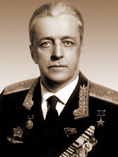 Владимир Михайлович Мясищев в военной форме с наградами