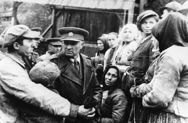 Командир 1-го Чехословацкого армейского корпуса Людвик Свобода беседует с жителями освобождённого Комарника