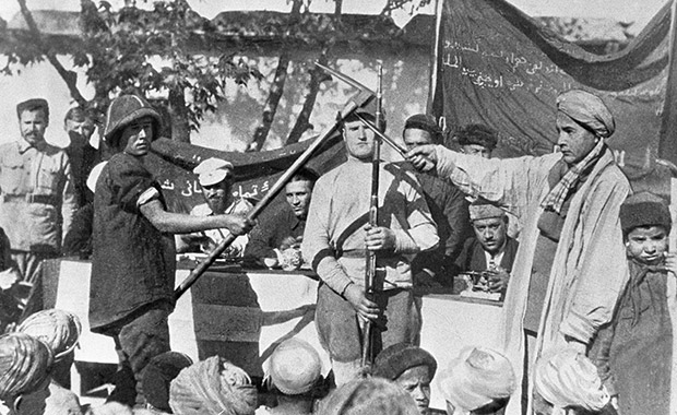 Дехкане записываются в добровольческий отряд по борьбе с басмачами Фото: архив РИА Новости