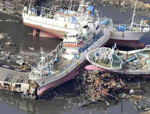 Выброшенные цунами на берег корабли